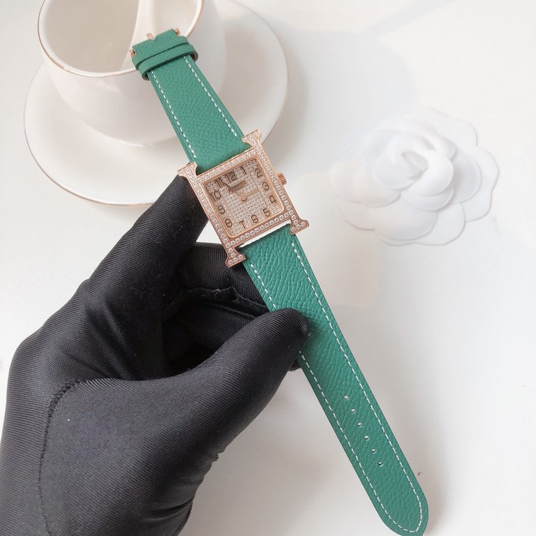 The case of the Heure H watch is crafted by Hermès HOrlOger artisans. The H is a symbol that has remained vibrant, energetic and fresh over the years. All thanks in large part to the unique idea of capturing time in a si