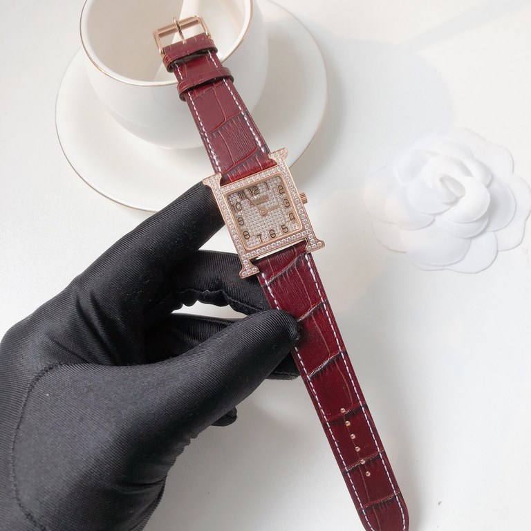 The case of the Heure H watch is crafted by Hermès HOrlOger artisans. The H is a symbol that has remained vibrant, energetic and fresh over the years. All thanks in large part to the unique idea of capturing time in a si