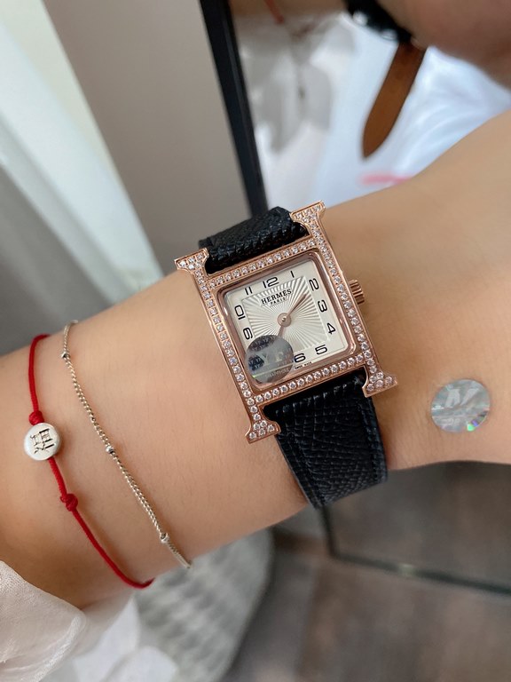 White diamonds. Diamonds   Hermès Heure H CollectionDesigner Philippe Mouquet in 1996 to promote the birth of the new Hermès everlasting constant mark, size 21x21mm case material 316 steel, with Swiss movement, Italian h