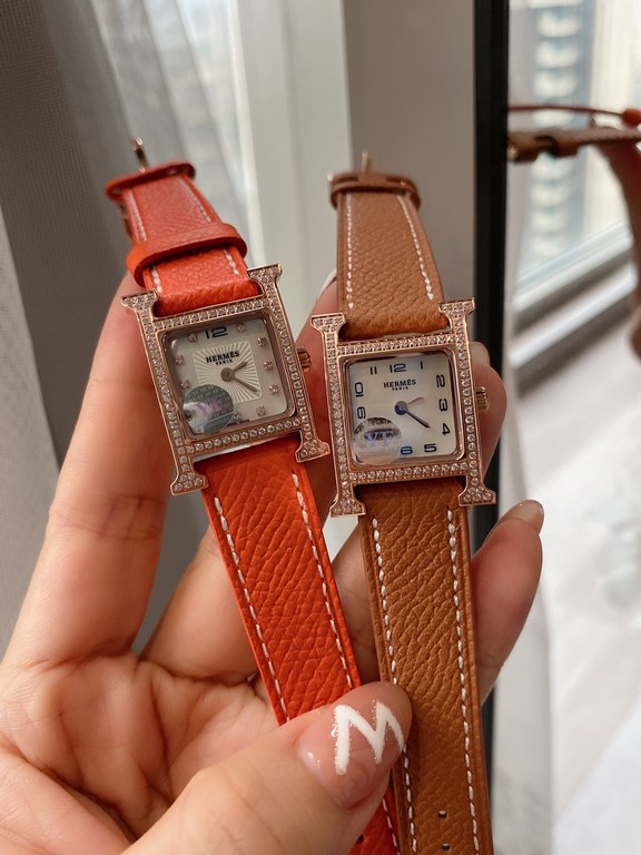 White diamonds. Diamonds   Hermès Heure H CollectionDesigner Philippe Mouquet in 1996 to promote the birth of the new Hermès everlasting constant mark, size 21x21mm case material 316 steel, with Swiss movement, Italian h