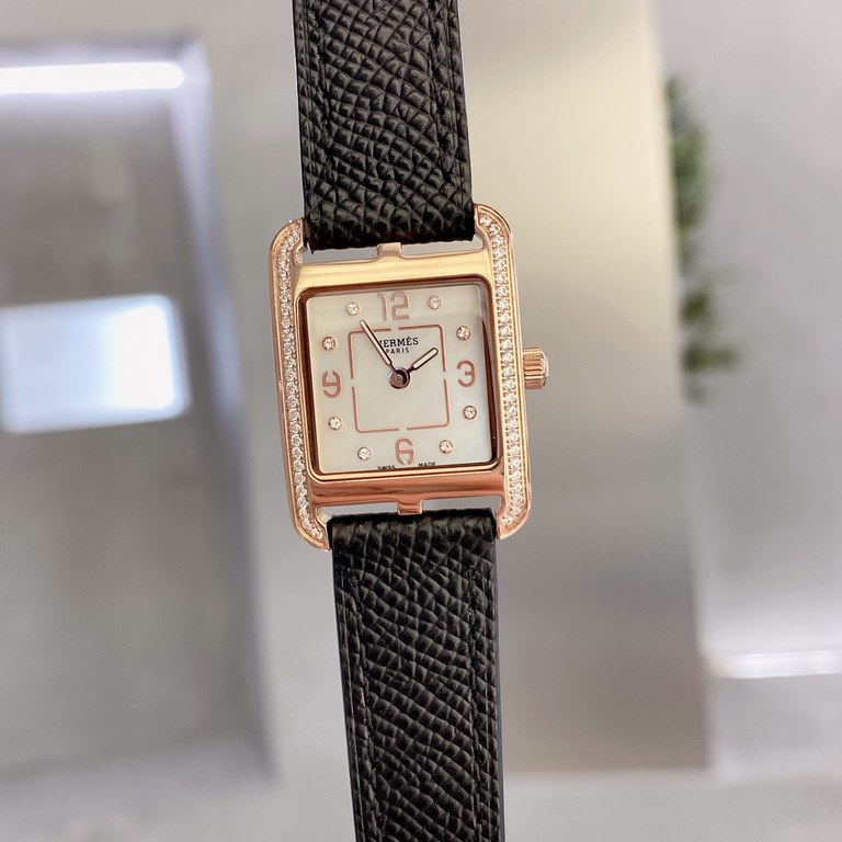 Rose gold Hermes NANTUCKET series, follow the pace of Hermes cape cod, naughty to meet the wonderful future, Hong Kong DFS Global Duty Free new listing diameter 23mm mother-of-pearl dial, Swiss quartz movement, CNC fine 