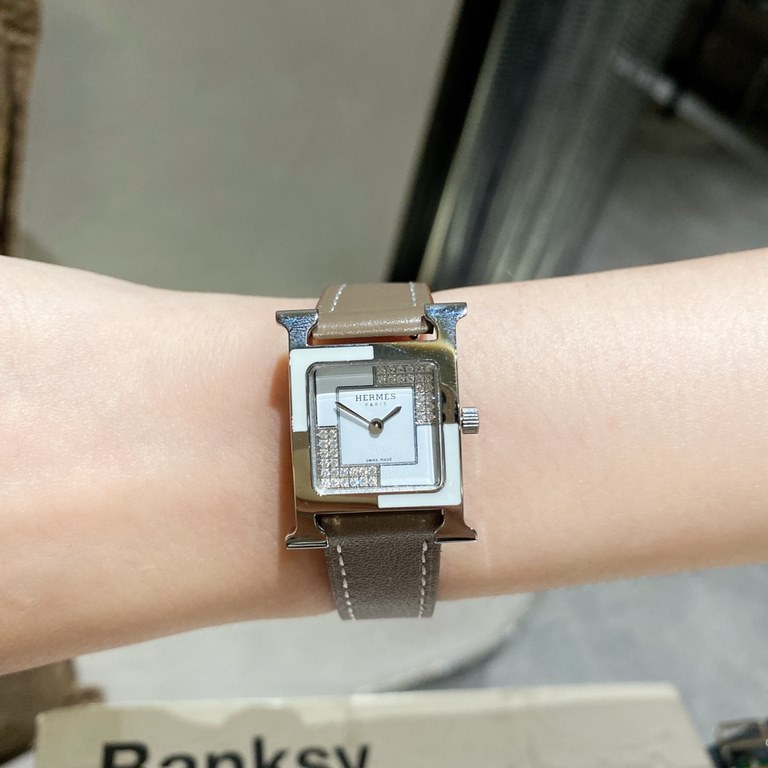 21mm    Hermes HEURE H series, the most classic H case, white natural mother-of-pearl face, purely hand-polished and made of this square dial watches really have no resistance.316 stainless steel case polished H type lin