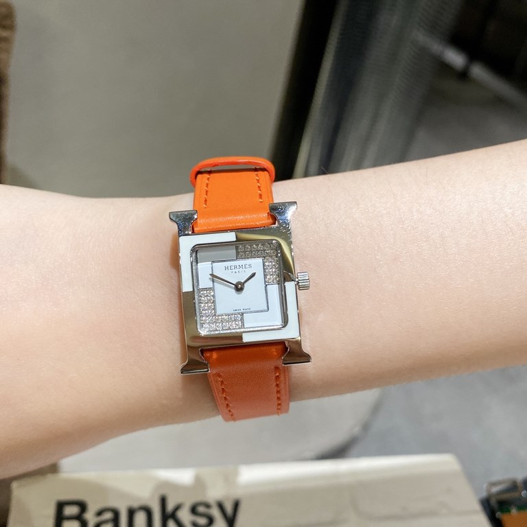 21mm    Hermes HEURE H series, the most classic H case, white natural mother-of-pearl face, purely hand-polished and made of this square dial watches really have no resistance.316 stainless steel case polished H type lin