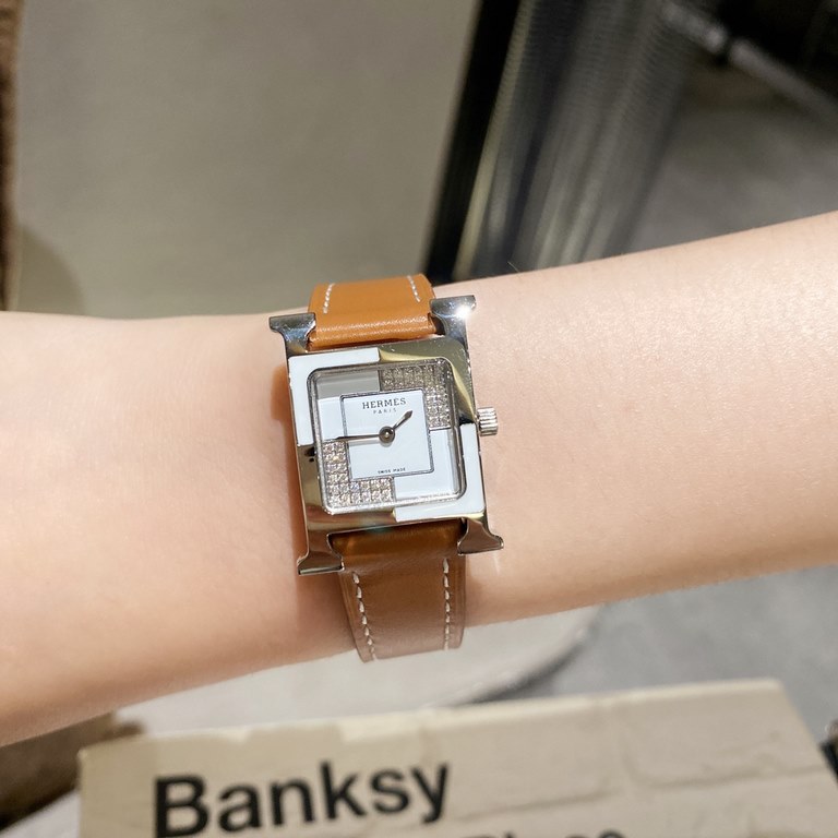 21mm    Hermes HEURE H series, the most classic H case, white natural mother-of-pearl face, purely hand-polished and made of this square dial watches really have no resistance.316 stainless steel case polished H type lin