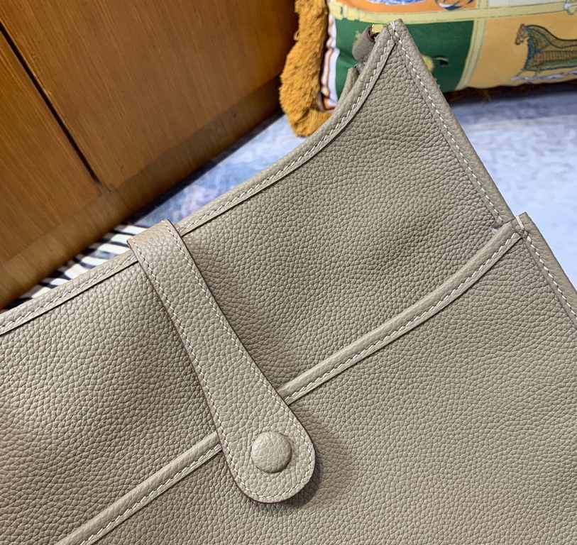 Evelyne29cm (Evelyne) is the cheapest bag, cheap and practical crossbody bag shoulder bag, very suitable for petty white-collar womenThe size is suitable and convenient for personal use This bag smells so good!Added adju