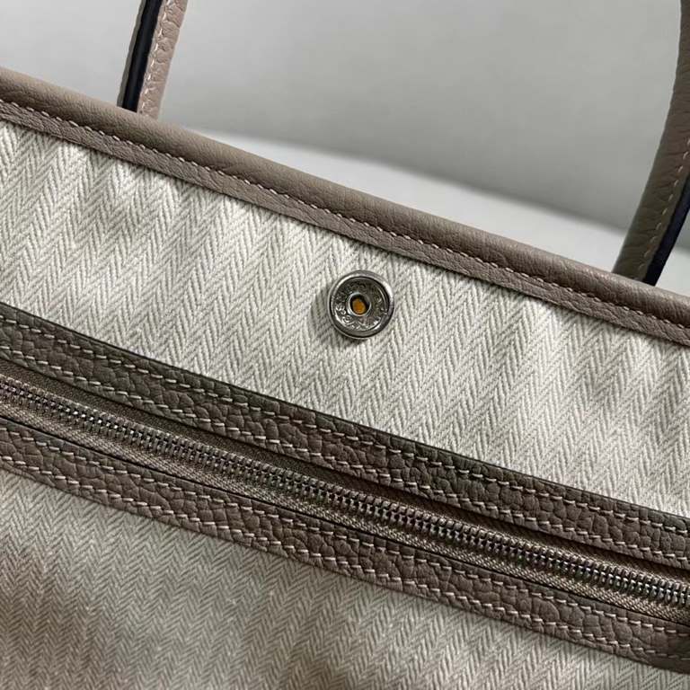 now have stock[fireworks]Garden Bag Garden Party 30cm Original Leather CountryM8 asphalt gray Top craft beeswax thread hand-stitchedFine workmanship, this year is also a hot bag!The biggest advantage is lightweight, vers