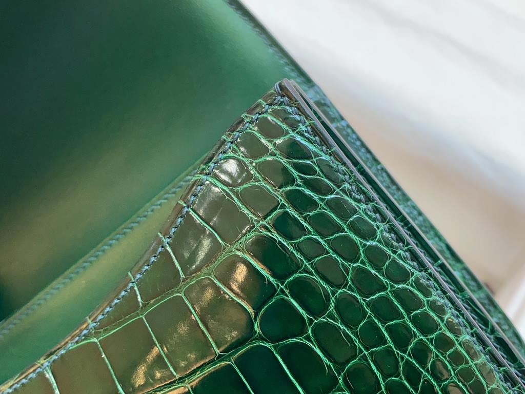 In Stock  Kang Kang 19CM. EmeraldMade of imported high-gloss American crocodile leather with top quality hand-stitched waxed thread.