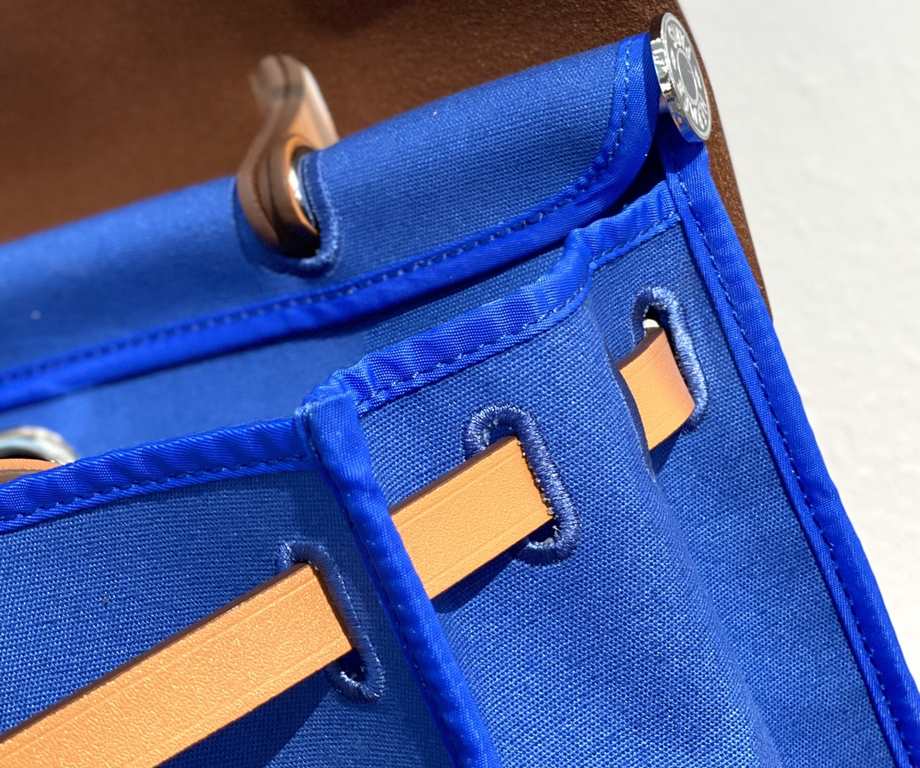 Herbag Water Siren BlueSuper handsome commuter bag, between casual and formal, casual without losing elegance, the combination of canvas and cowhide  leather, the outer seams are stiff and stylish.Super cost-effective spo