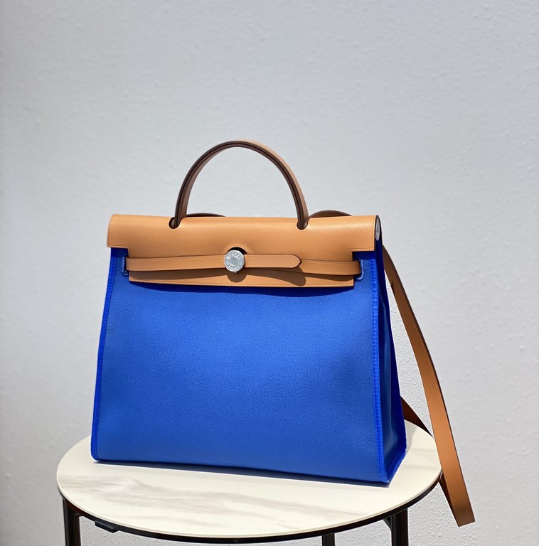 Herbag Water Siren BlueSuper handsome commuter bag, between casual and formal, casual without losing elegance, the combination of canvas and cowhide  leather, the outer seams are stiff and stylish.Super cost-effective spo