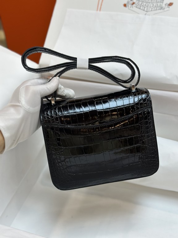 Spot KangKang 19CM. Black Silver BuckleMade of imported high-gloss American crocodile leather, top quality hand-stitched waxed thread.