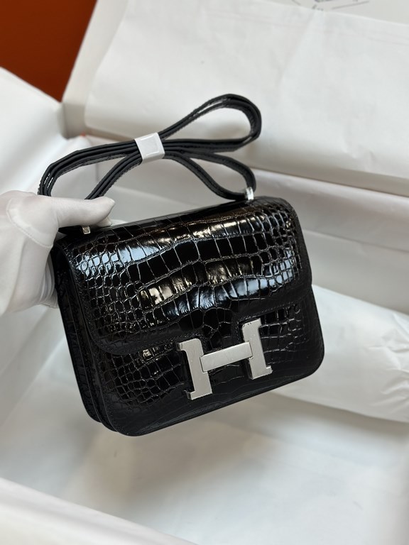 Spot KangKang 19CM. Black Silver BuckleMade of imported high-gloss American crocodile leather, top quality hand-stitched waxed thread.