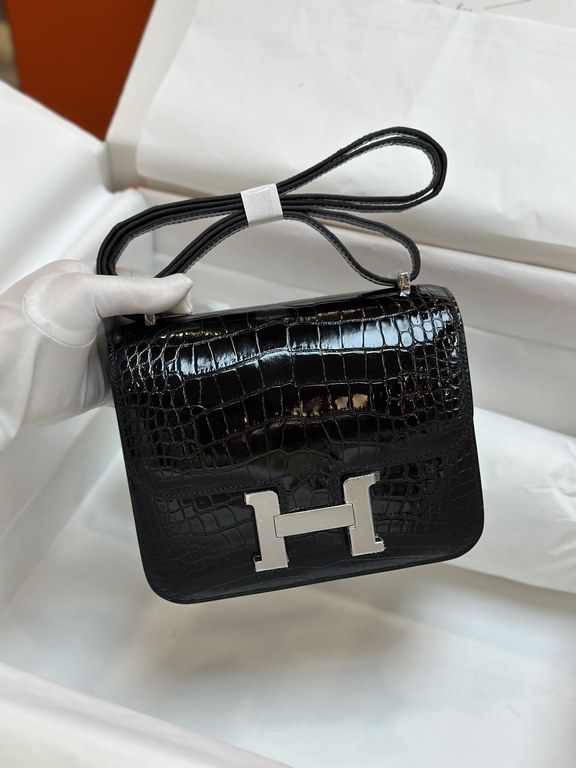 Spot KangKang 19CM. Black Silver BuckleMade of imported high-gloss American crocodile leather, top quality hand-stitched waxed thread.