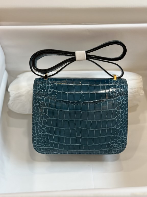 In stock KangKang 19CM. Duck Blue Gold BuckleMade of imported high-gloss American crocodile leather, top quality hand-stitched waxed thread.