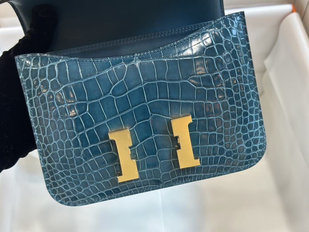 In stock KangKang 19CM. Duck Blue Gold BuckleMade of imported high-gloss American crocodile leather, top quality hand-stitched waxed thread.