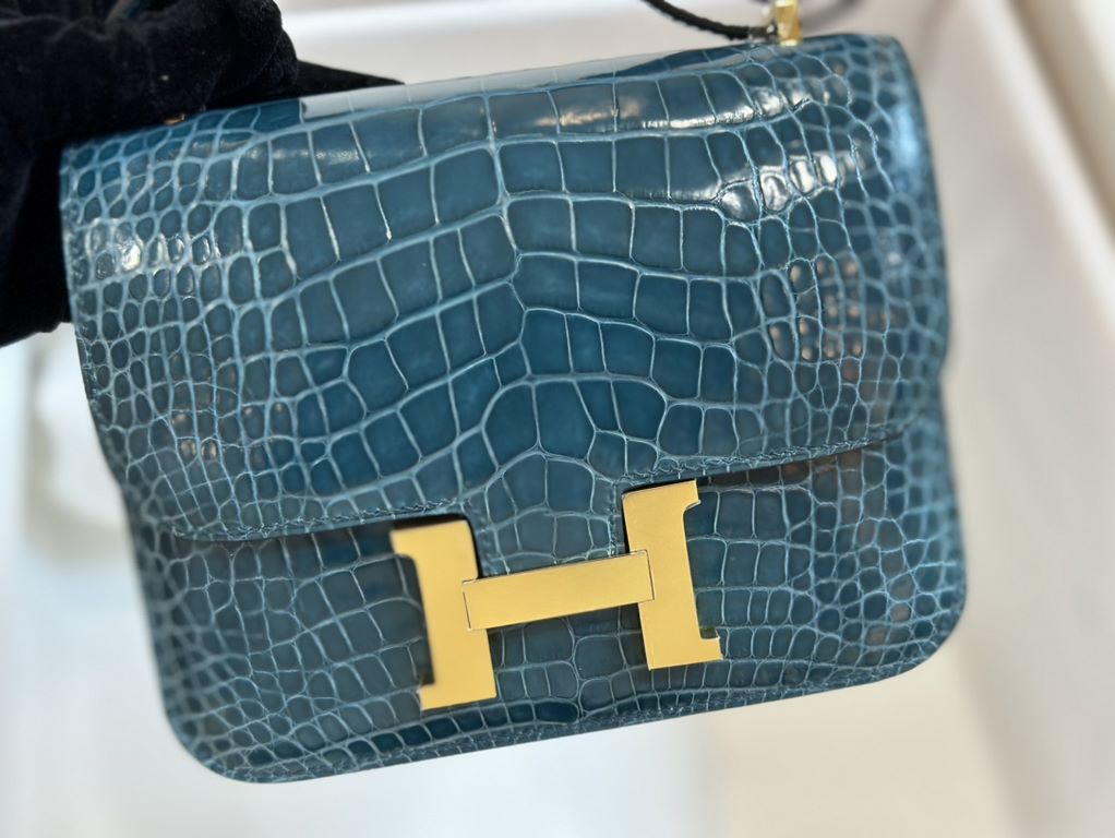 In stock KangKang 19CM. Duck Blue Gold BuckleMade of imported high-gloss American crocodile leather, top quality hand-stitched waxed thread.