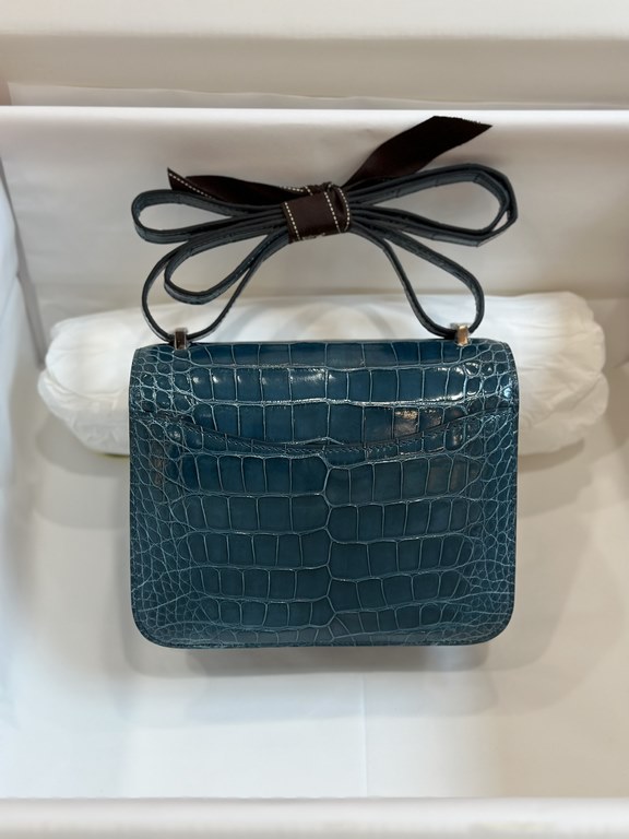 KangKang 19CM. Duck Blue Silver Buckle In stock.Made of imported high-gloss American crocodile leather, top quality hand-stitched waxed thread.