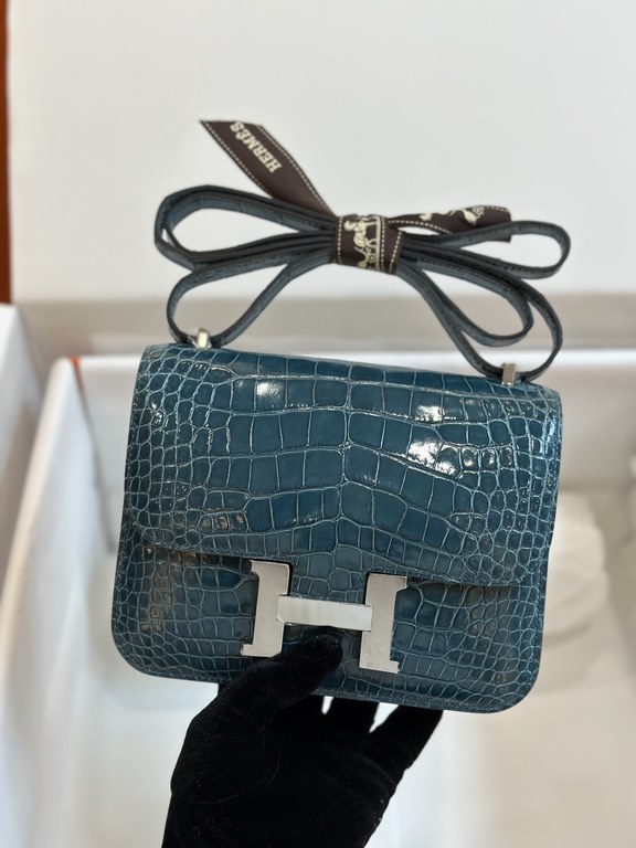 KangKang 19CM. Duck Blue Silver Buckle In stock.Made of imported high-gloss American crocodile leather, top quality hand-stitched waxed thread.