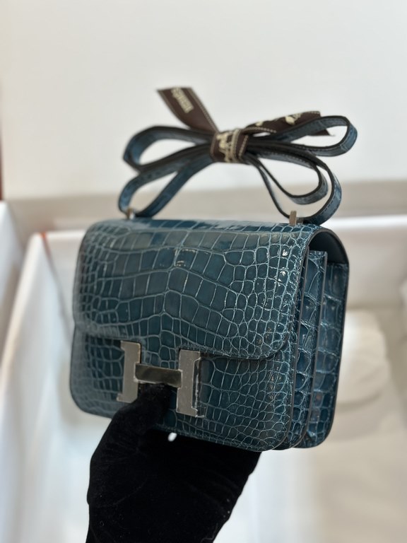 KangKang 19CM. Duck Blue Silver Buckle In stock.Made of imported high-gloss American crocodile leather, top quality hand-stitched waxed thread.