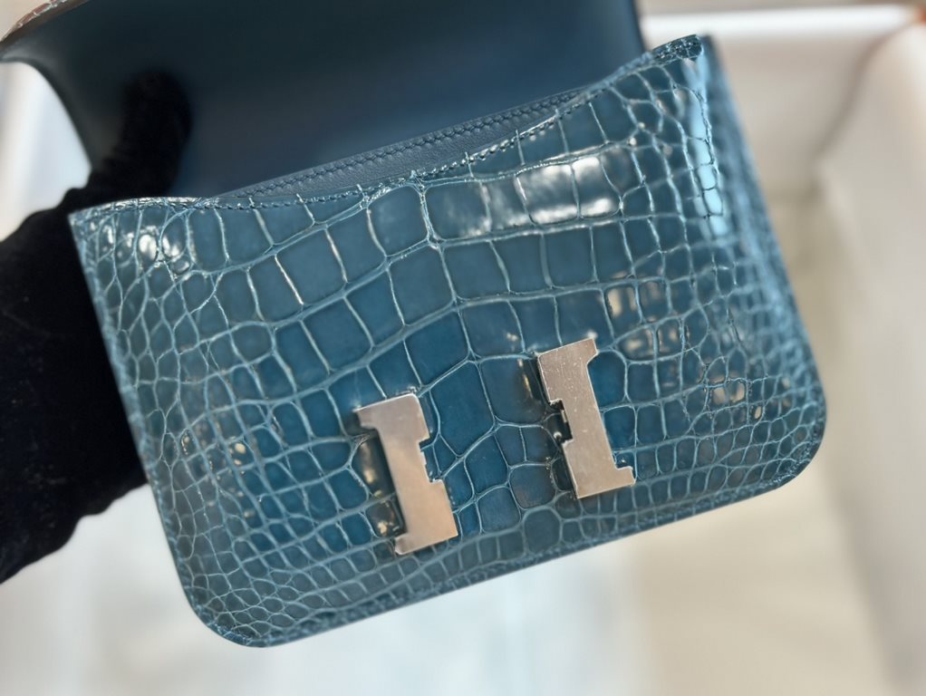 KangKang 19CM. Duck Blue Silver Buckle In stock.Made of imported high-gloss American crocodile leather, top quality hand-stitched waxed thread.