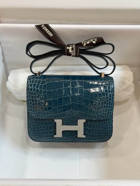 KangKang 19CM. Duck Blue Silver Buckle In stock.Made of imported high-gloss American crocodile leather, top quality hand-stitched waxed thread.