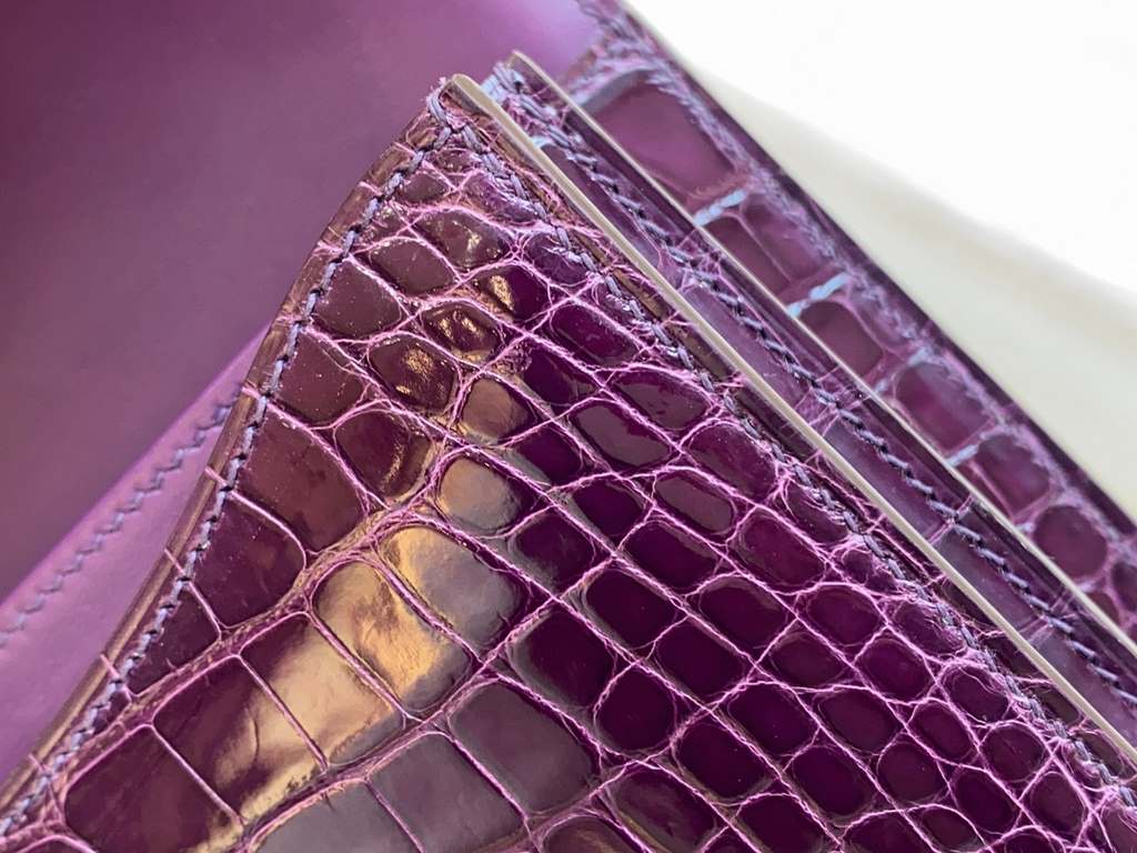 In stock KangKang 19cm. blackcurrant purpleMade of imported high-gloss American crocodile leather, top quality hand-stitched waxed thread.