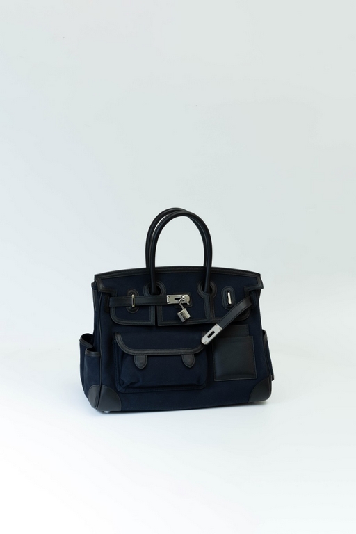 35 Cargo Cloth Bag Detail Color black swift with navy blue canvas. Hardware silver buckle (size 35 x 25 x 18 cm) Canvas patchwork slip leather Swift production is very small A more and more used the more retro flavor of 