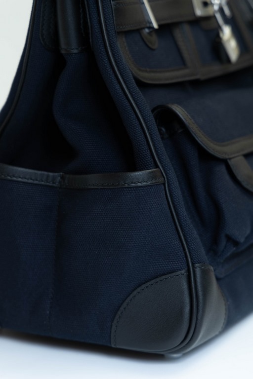 35 Cargo Cloth Bag Detail Color black swift with navy blue canvas. Hardware silver buckle (size 35 x 25 x 18 cm) Canvas patchwork slip leather Swift production is very small A more and more used the more retro flavor of 