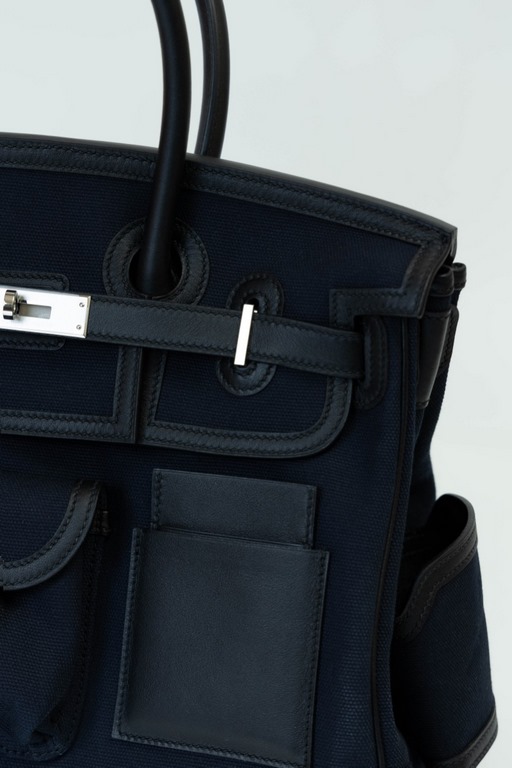 35 Cargo Cloth Bag Detail Color black swift with navy blue canvas. Hardware silver buckle (size 35 x 25 x 18 cm) Canvas patchwork slip leather Swift production is very small A more and more used the more retro flavor of 