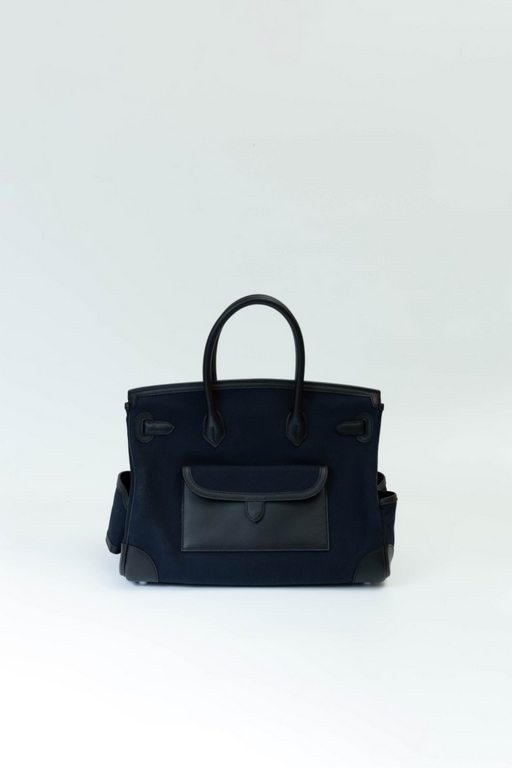 35 Cargo Cloth Bag Detail Color black swift with navy blue canvas. Hardware silver buckle (size 35 x 25 x 18 cm) Canvas patchwork slip leather Swift production is very small A more and more used the more retro flavor of 