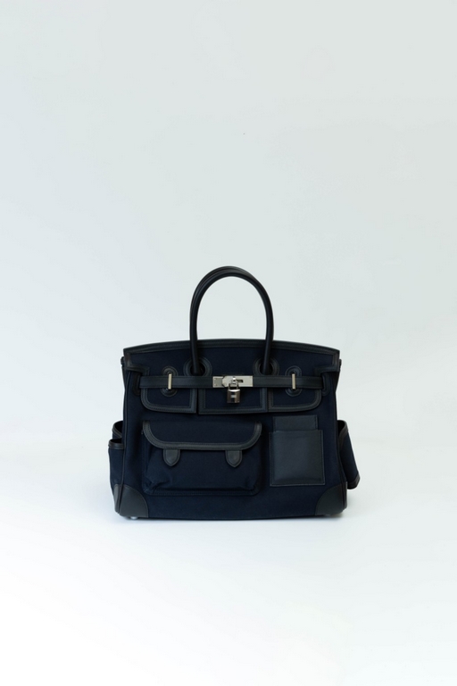 35 Cargo Cloth Bag Detail Color black swift with navy blue canvas. Hardware silver buckle (size 35 x 25 x 18 cm) Canvas patchwork slip leather Swift production is very small A more and more used the more retro flavor of 