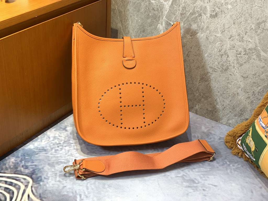 Evelyne29cm (Evelyne) is the cheapest bag, cheap and practical crossbody bag shoulder bag, very suitable for petty white-collar womenThe size is suitable and convenient for personal use This bag smells so good!Added adju