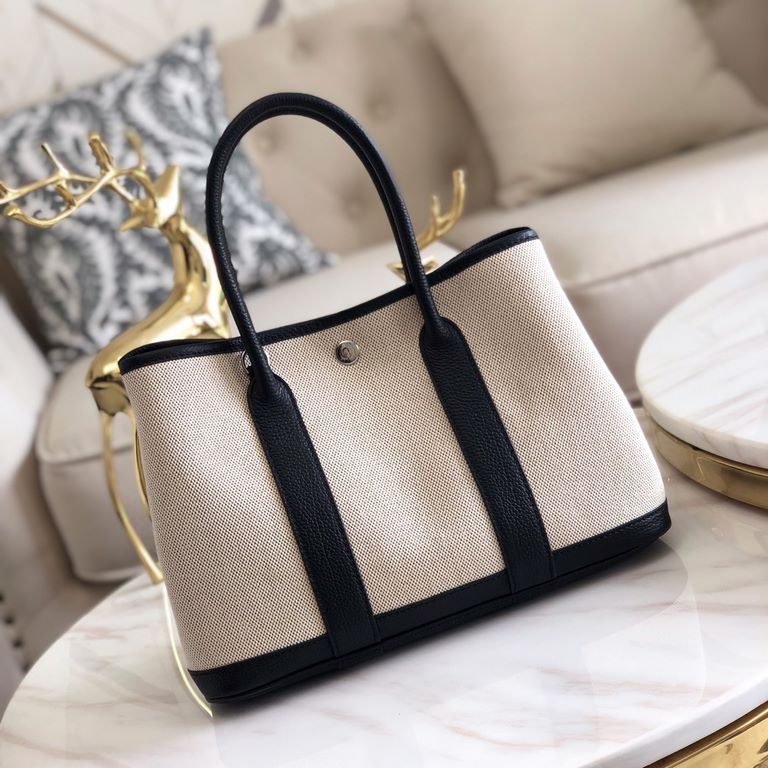 garden bag 30.36 canvas series [love]It's got a lot to offer.One, the price tag is very high, the genuine price is less than 20,000 yuan.The actual bag has a very large capacity, which is why it's also known as a mommy's