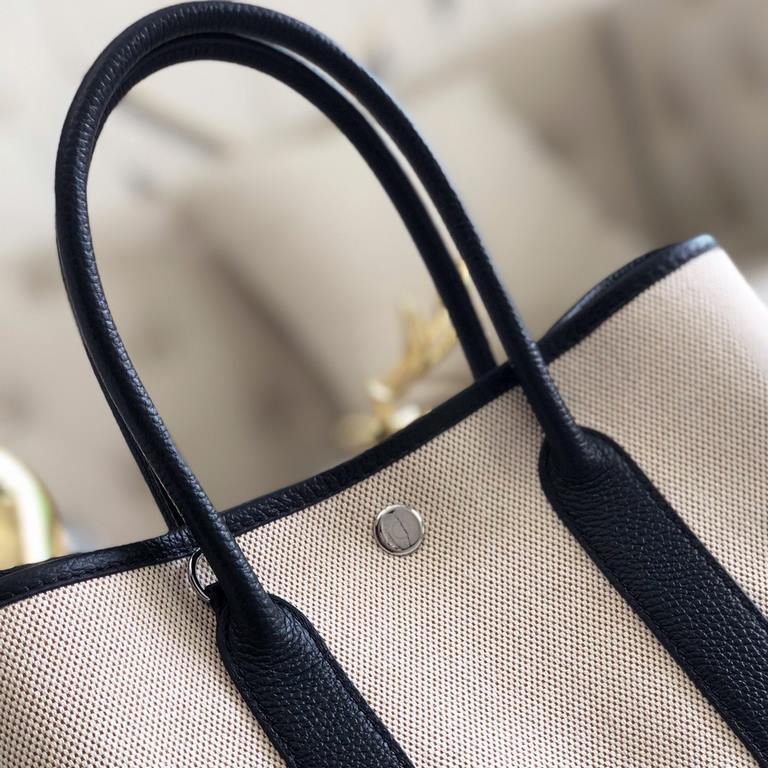 garden bag 30.36 canvas series [love]It's got a lot to offer.One, the price tag is very high, the genuine price is less than 20,000 yuan.The actual bag has a very large capacity, which is why it's also known as a mommy's