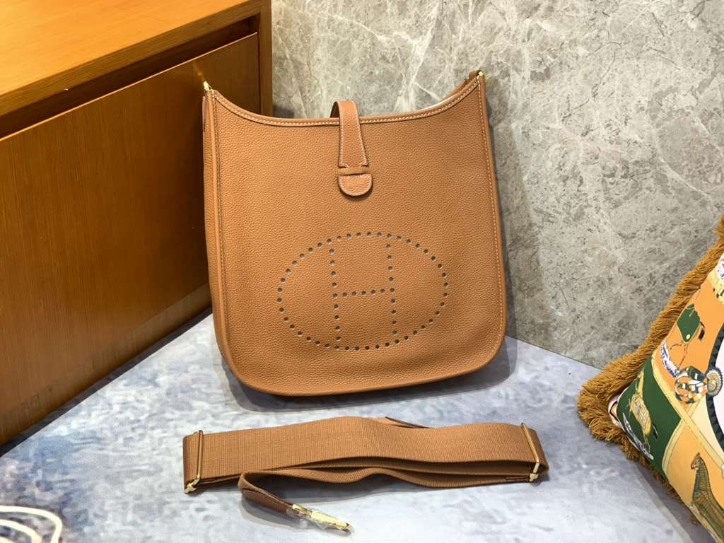 Evelyne29cm (Evelyne) is the cheapest bag, cheap and practical crossbody bag shoulder bag, very suitable for petty white-collar womenThe size is suitable and convenient for personal use This bag smells so good!Added adju