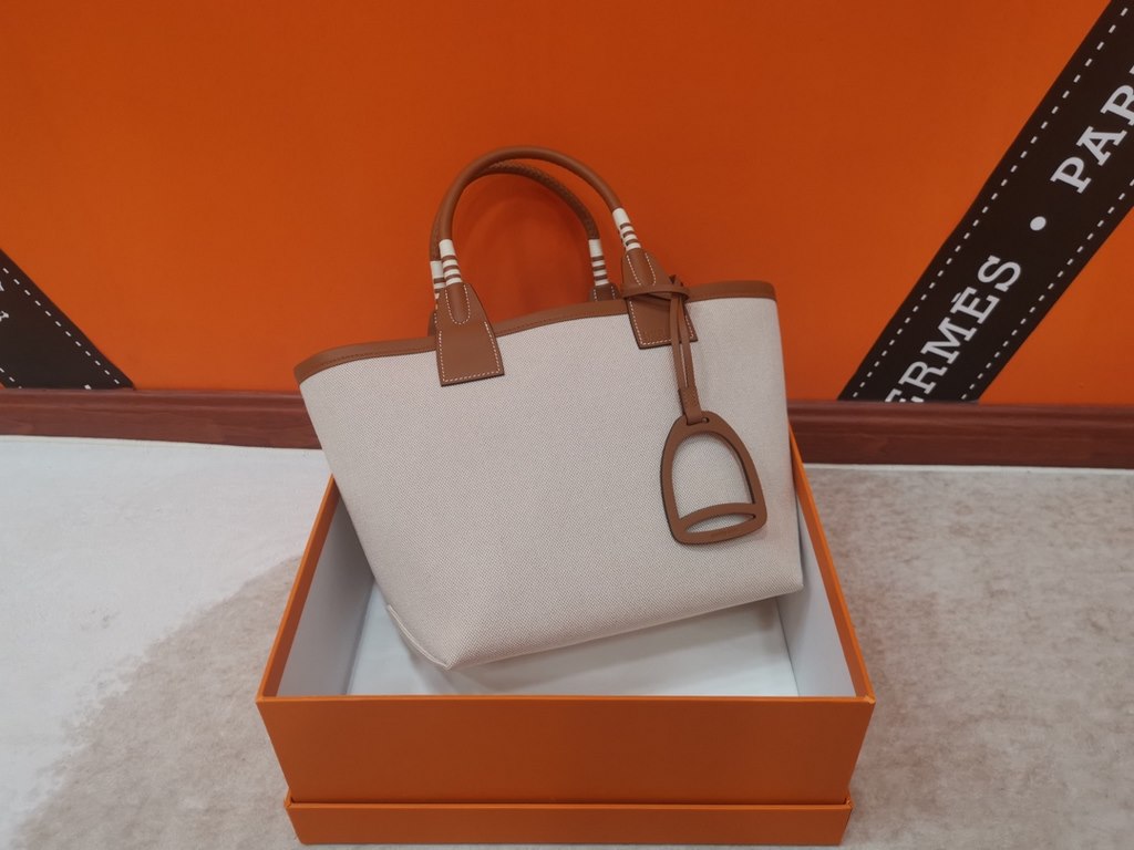 New for '23, the Hermes Steeple tote bag is so durable, in Hplume canvas   Swift calf leather, with hand-wrapped handles and a removable canvas bottom.Size 25cm(L)23cm(D)15cm(W)