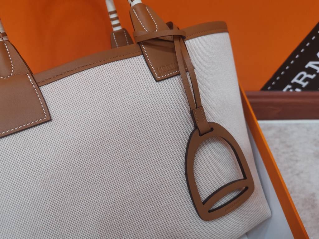 New for '23, the Hermes Steeple tote bag is so durable, in Hplume canvas   Swift calf leather, with hand-wrapped handles and a removable canvas bottom.Size 25cm(L)23cm(D)15cm(W)