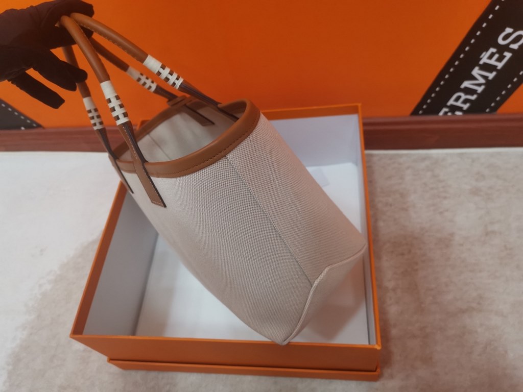 New for '23, the Hermes Steeple tote bag is so durable, in Hplume canvas   Swift calf leather, with hand-wrapped handles and a removable canvas bottom.Size 25cm(L)23cm(D)15cm(W)