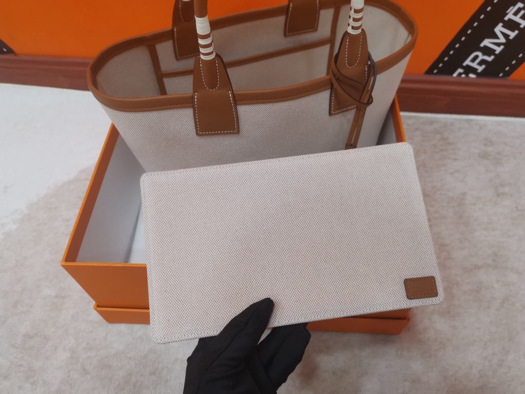 New for '23, the Hermes Steeple tote bag is so durable, in Hplume canvas   Swift calf leather, with hand-wrapped handles and a removable canvas bottom.Size 25cm(L)23cm(D)15cm(W)