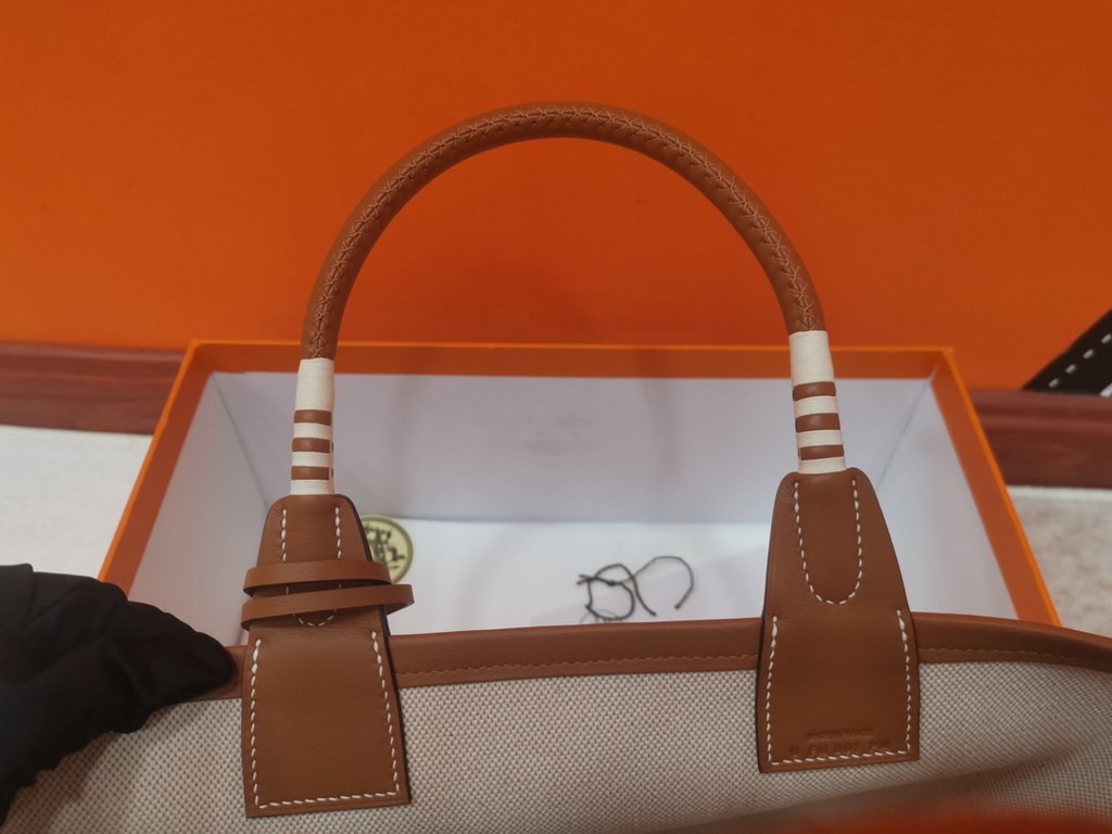 New for '23, the Hermes Steeple tote bag is so durable, in Hplume canvas   Swift calf leather, with hand-wrapped handles and a removable canvas bottom.Size 25cm(L)23cm(D)15cm(W)