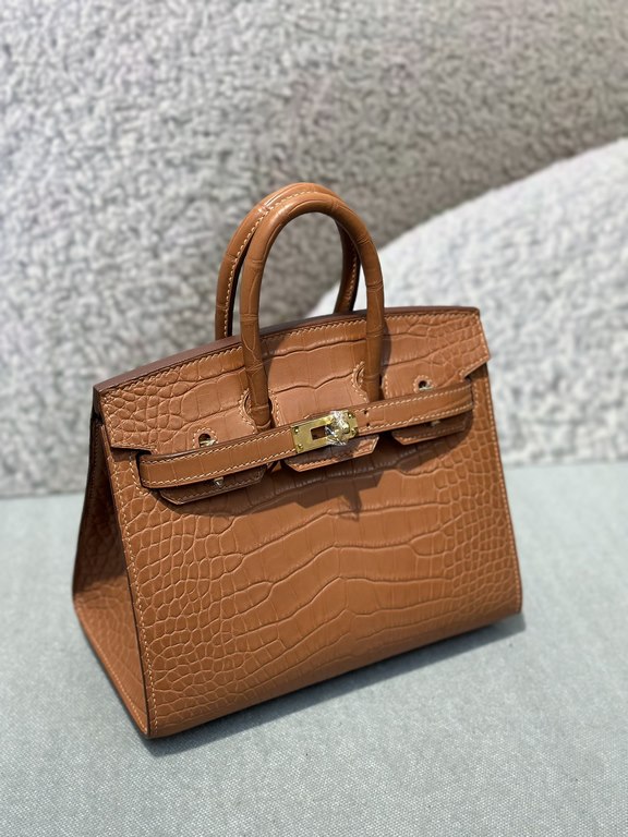 New bk20cm American Alligator Golden Brown In StockImported matte American crocodile, three skins, top quality hand-stitched waxed stitching.