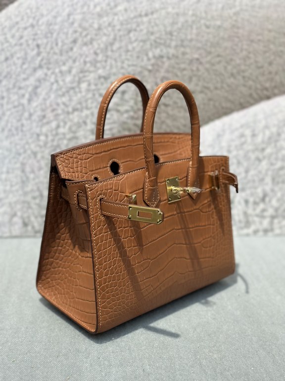 New bk20cm American Alligator Golden Brown In StockImported matte American crocodile, three skins, top quality hand-stitched waxed stitching.