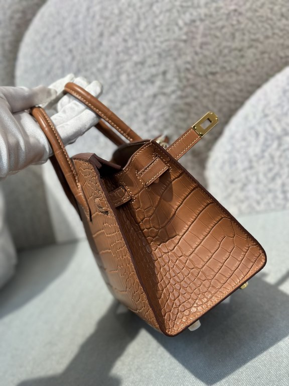 New bk20cm American Alligator Golden Brown In StockImported matte American crocodile, three skins, top quality hand-stitched waxed stitching.