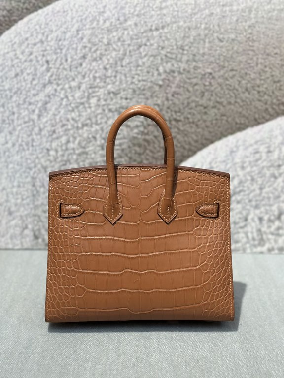 New bk20cm American Alligator Golden Brown In StockImported matte American crocodile, three skins, top quality hand-stitched waxed stitching.