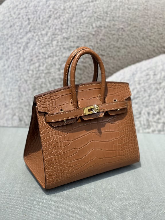 New bk20cm American Alligator Golden Brown In StockImported matte American crocodile, three skins, top quality hand-stitched waxed stitching.