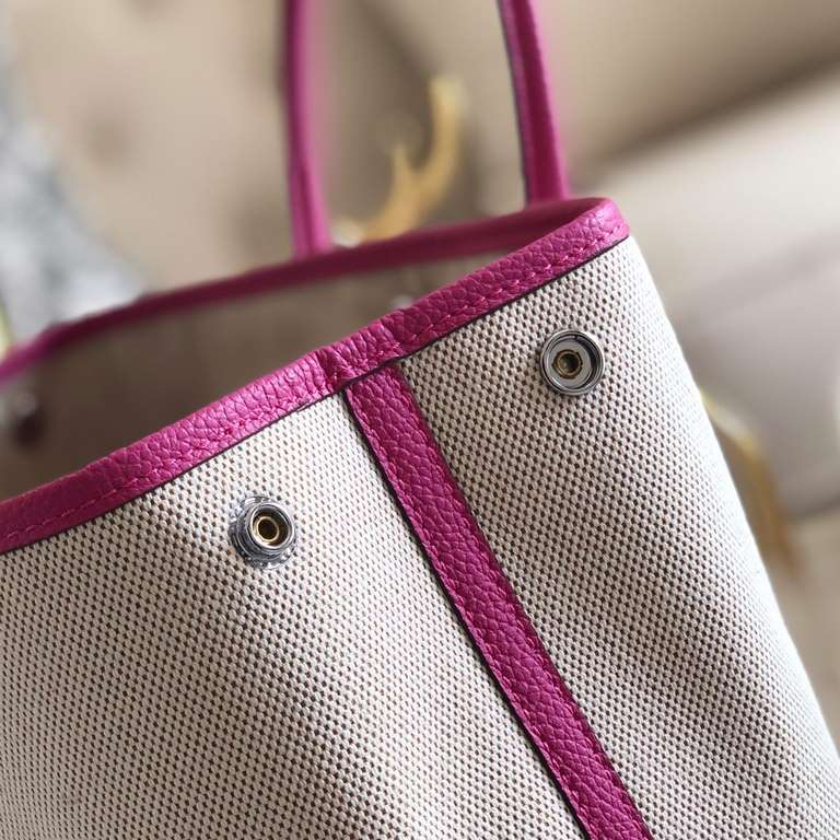 garden bag 30.36 canvas series [love]It's got a lot to offer.One, the price tag is very high, the genuine price is less than 20,000 yuan.The actual bag has a very large capacity, which is why it's also known as a mommy's