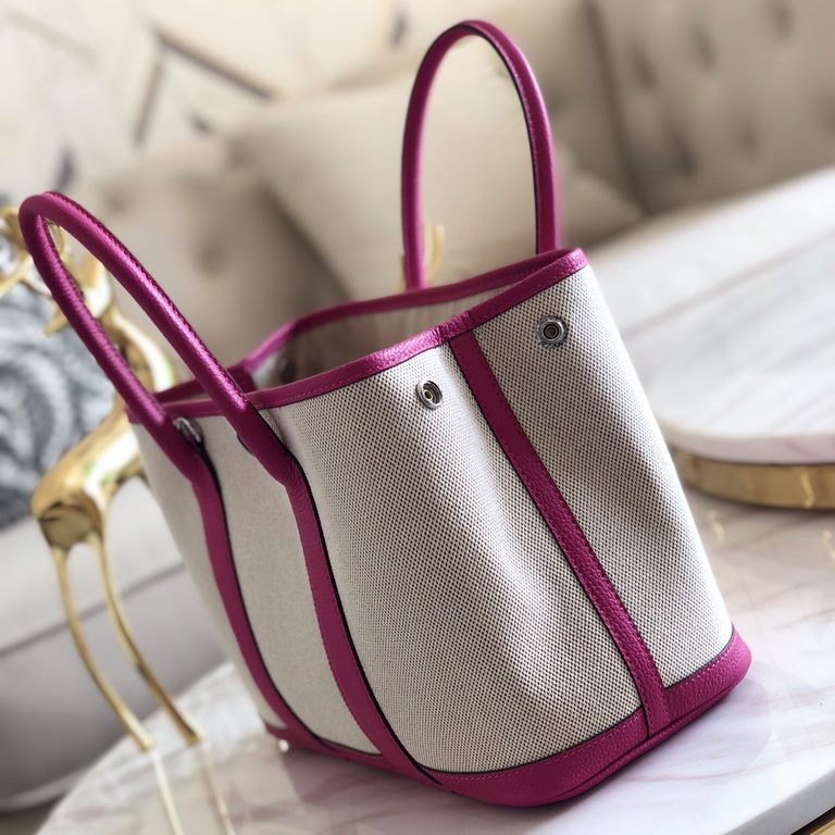 garden bag 30.36 canvas series [love]It's got a lot to offer.One, the price tag is very high, the genuine price is less than 20,000 yuan.The actual bag has a very large capacity, which is why it's also known as a mommy's