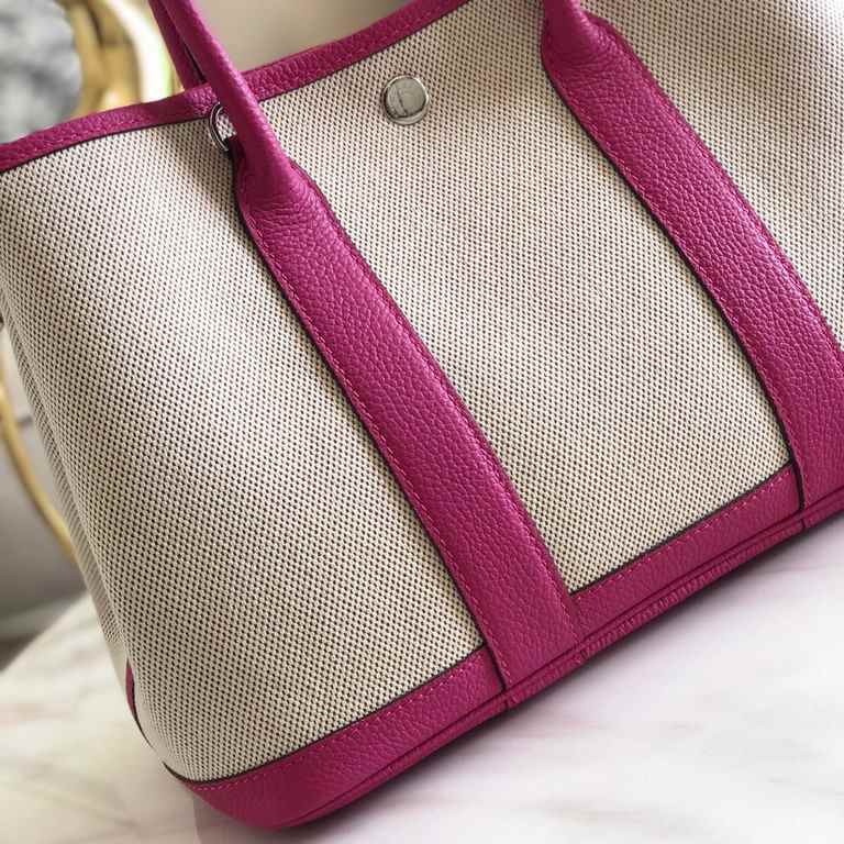 garden bag 30.36 canvas series [love]It's got a lot to offer.One, the price tag is very high, the genuine price is less than 20,000 yuan.The actual bag has a very large capacity, which is why it's also known as a mommy's