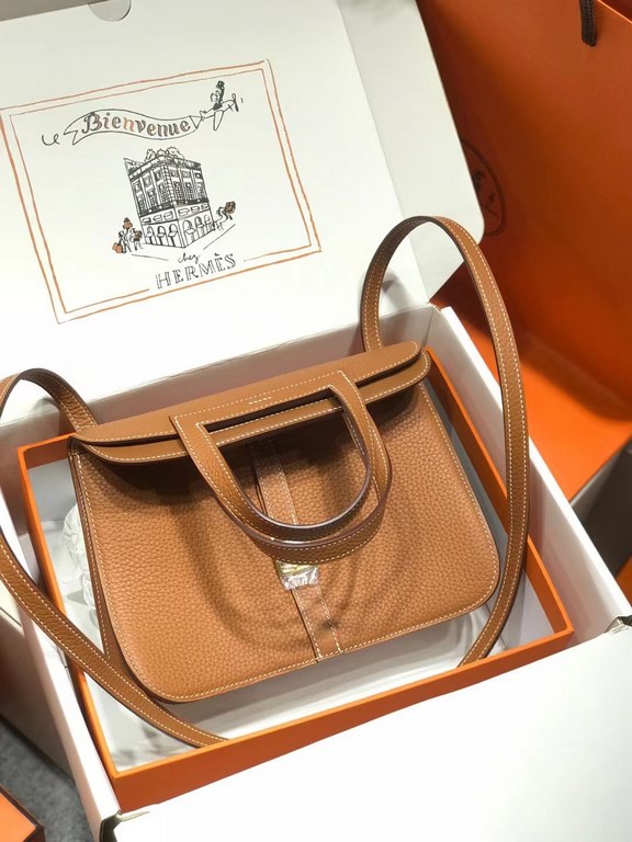 Clemence Gold Brown Silver Buckle ~Treasure small bag  Not intentionally emphasize the brand's nobility _ looks low-key but full of texture  The exterior doesn't show any of H's conspicuous logos.Goes the absolute low-ke