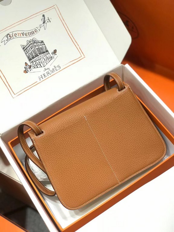 Clemence Gold Brown Silver Buckle ~Treasure small bag  Not intentionally emphasize the brand's nobility _ looks low-key but full of texture  The exterior doesn't show any of H's conspicuous logos.Goes the absolute low-ke