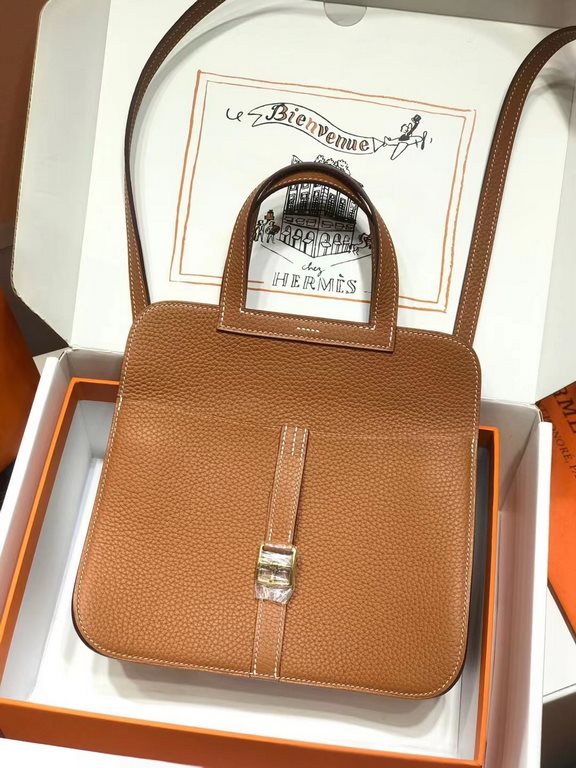 Clemence Gold Brown Silver Buckle ~Treasure small bag  Not intentionally emphasize the brand's nobility _ looks low-key but full of texture  The exterior doesn't show any of H's conspicuous logos.Goes the absolute low-ke